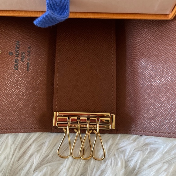 Authentic Louis Vuitton 4 key holder Monogram - Picture 3 of 11